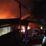Kebakaran Hebat Landa Pasar Tempel Jembatan Merah Cimeng, Teluk Betung, Dua Mobil Damkar Diterjunkan